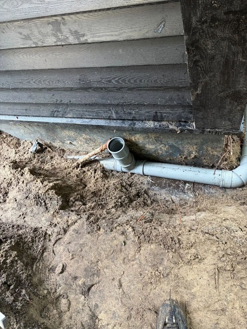 Open inspectieaansluiting op een nieuwe PVC-rioolleiding